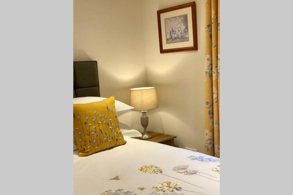 Beautiful 2 Bedroom, 2 Bathroom Flat With Parking. Pitlochry Luaran gambar