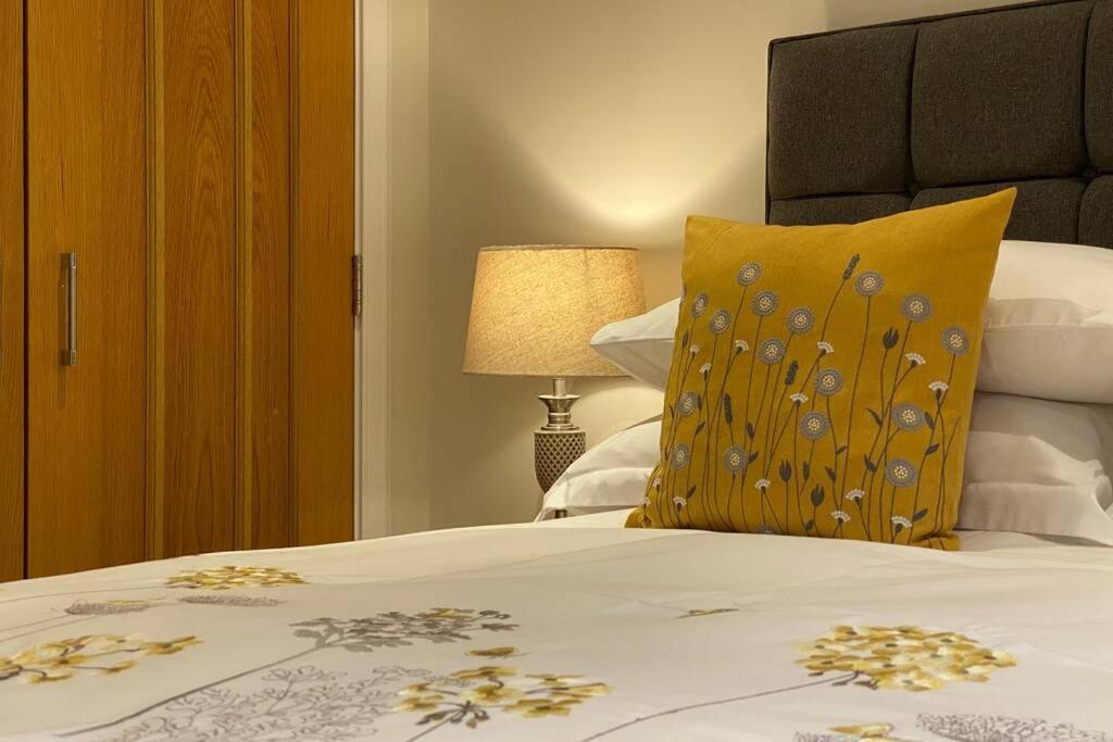 Beautiful 2 Bedroom, 2 Bathroom Flat With Parking. Pitlochry Luaran gambar
