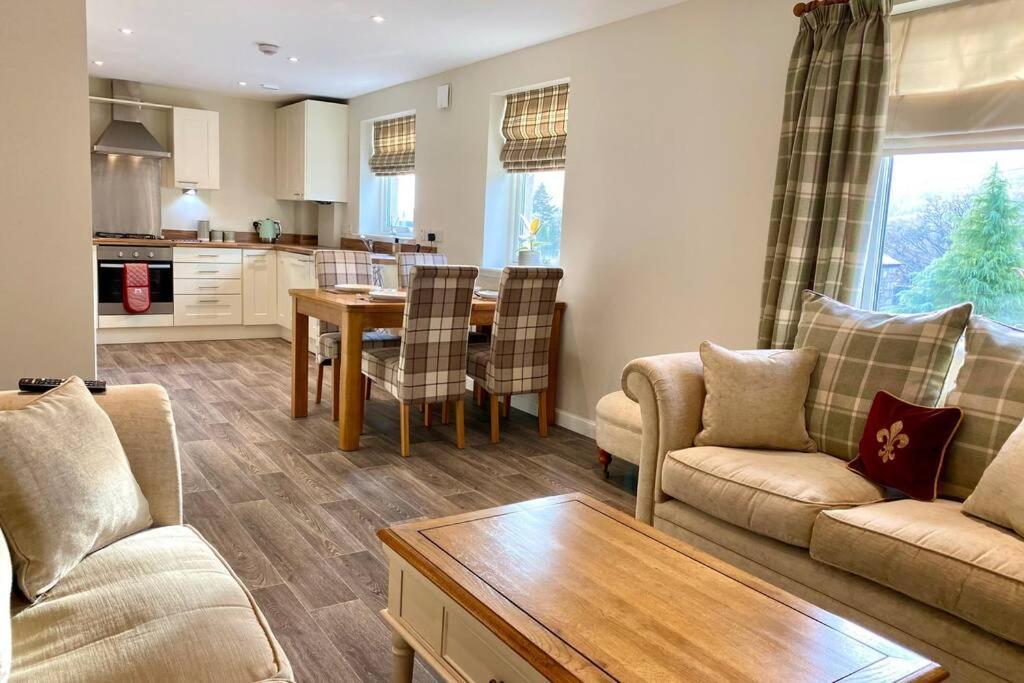 Beautiful 2 Bedroom, 2 Bathroom Flat With Parking. Pitlochry Luaran gambar