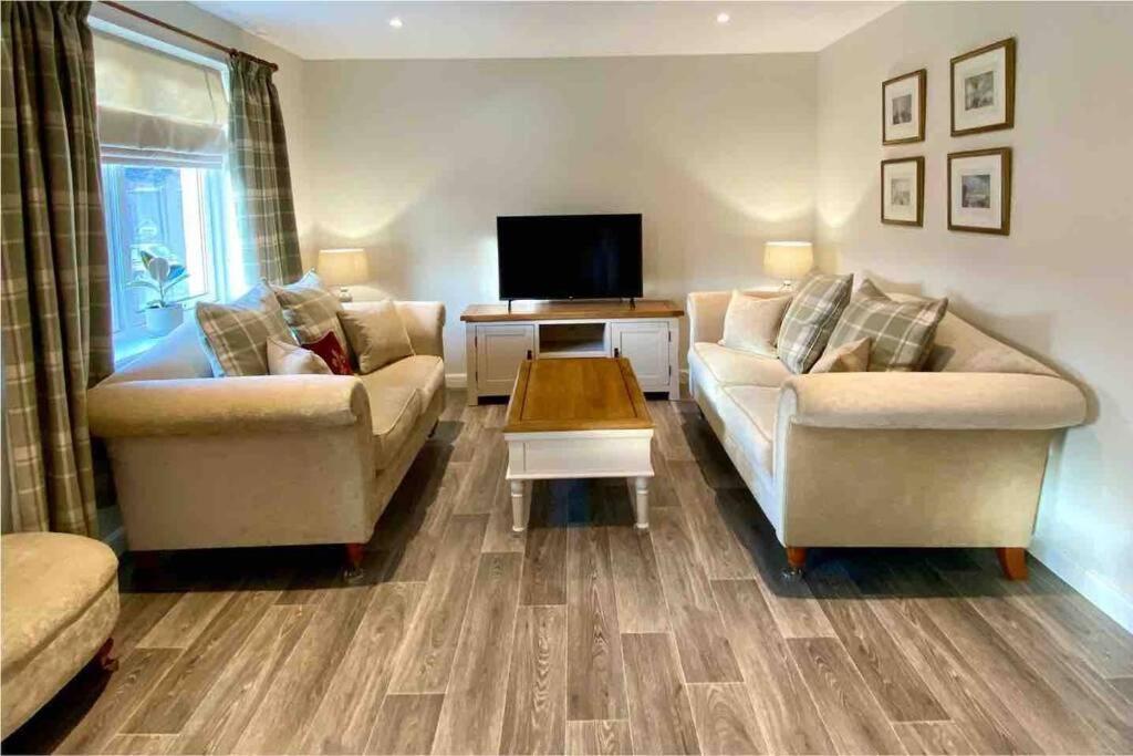 Beautiful 2 Bedroom, 2 Bathroom Flat With Parking. Pitlochry Luaran gambar